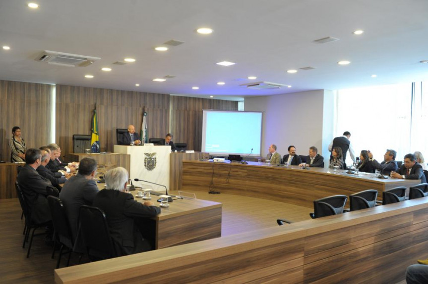 Reunião entre o presidente Ademar Traiano (PSDB), o 1º secretário Plauto Miró  (DEM) e dirigentes de jornais e revistas de todo Paraná.