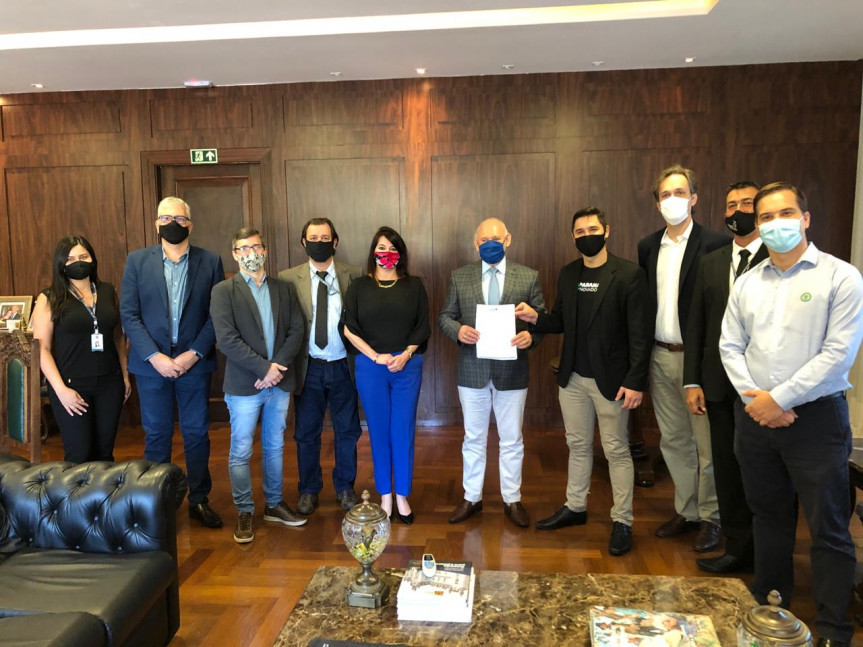 Presidente da Assembleia, deputado Ademar Traiano (PSDB), recebe do superintendente de Inovação, Henrique Domakoski, a nova Lei de Inovação do Paraná.