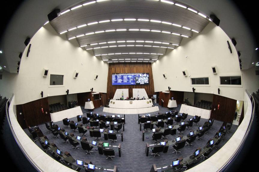 Proposta aprovada na Assembleia Legislativa do Paraná visa criar mais um canal para conter o avanço de casos de violência contra as mulheres durante a pandemia do novo coronavírus.