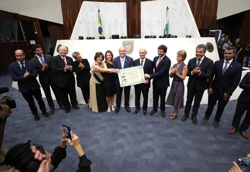 Solenidade ocorreu na noite desta segunda-feira (13), no Plenário da Assembleia Legislativa do Paraná.