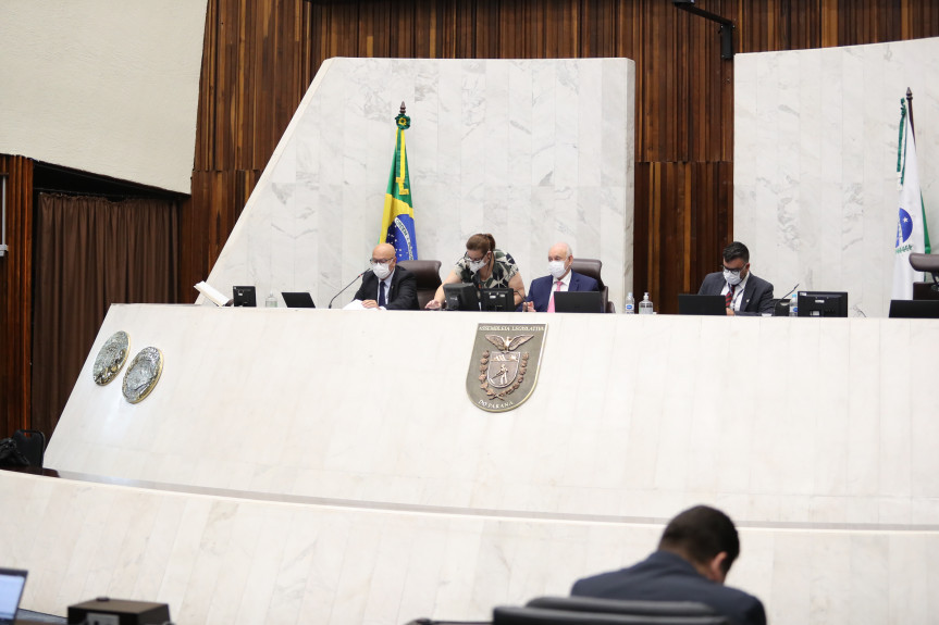 Deputados aprovam projeto que vai beneficiar famílias carentes com o pagamento da conta de energia elétrica.