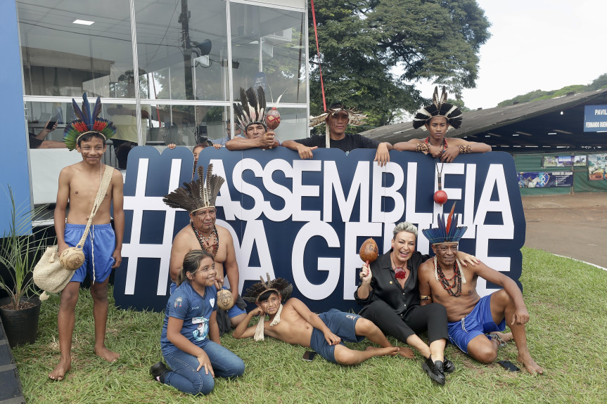 Durante a manhã desta quinta-feira (13), a deputada Cloara Pinheiro (PSD) recebeu representantes indígenas no estande da Assembleia na ExpoLondrina.