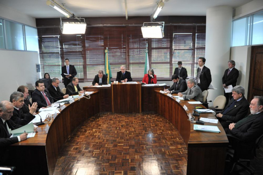 Parlamentares reunidos na CCJ da última terça-feira (25). 