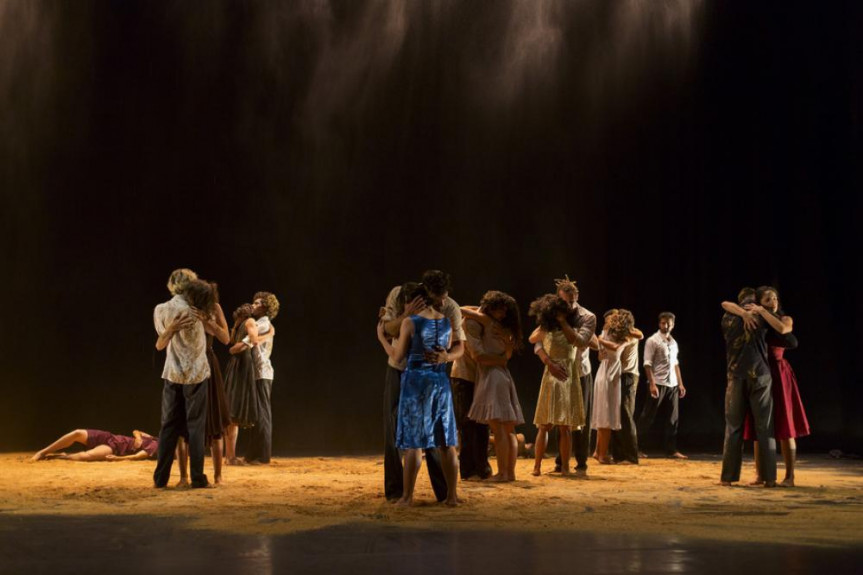 Balé Teatro Guaíra durante apresentação da peça A Sagração da Primavera.