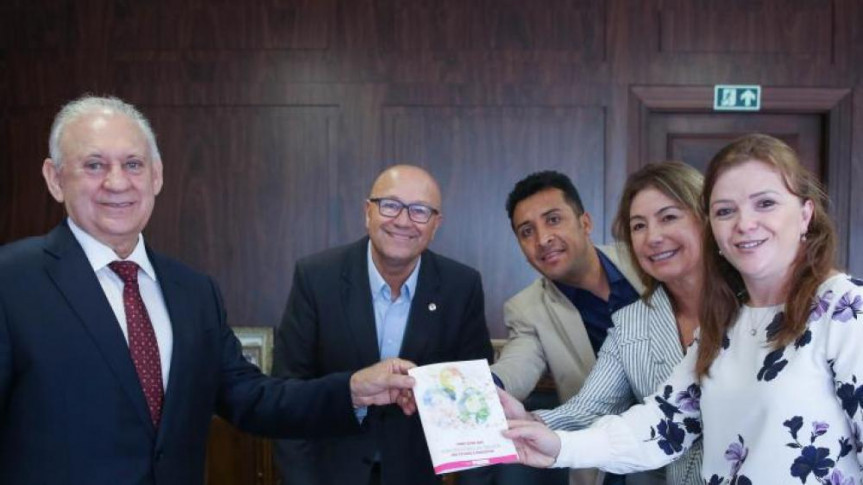 A deputada Leandre Dal Ponte (PV), acompanhada pelo deputado Soldado Adriano José e a vereadora Maria Letícia Fagundes, ambos do PV, quando apresentou à Mesa Executiva proposta de criação da Procuradoria da Mulher
