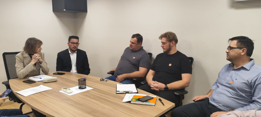 A líder do Bloco da Agricultura Familiar, deputada estadual Luciana Rafagnin (PT) se reuniu na segunda-feira (10) com a direção da Unicafes-Paraná