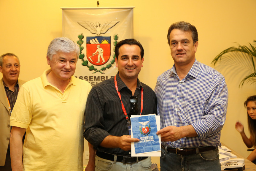 Rossoni e Plauto recebem prefeitos eleitos e lideranças no Gabinete da Presidência montado no "Encontro de Prefeitas e Prefeitos Eleitos – Gestão 2013/2016". 
