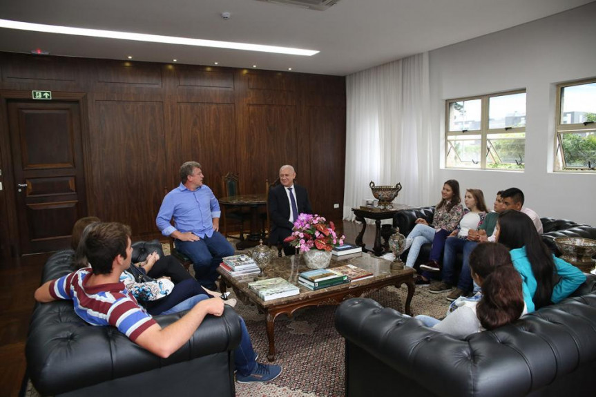 Presidente da Alep, Ademar Traiano (PSDB), recebe a visita de alunos do Colégio Bom Jesus, de Bom Jesus do Sul.