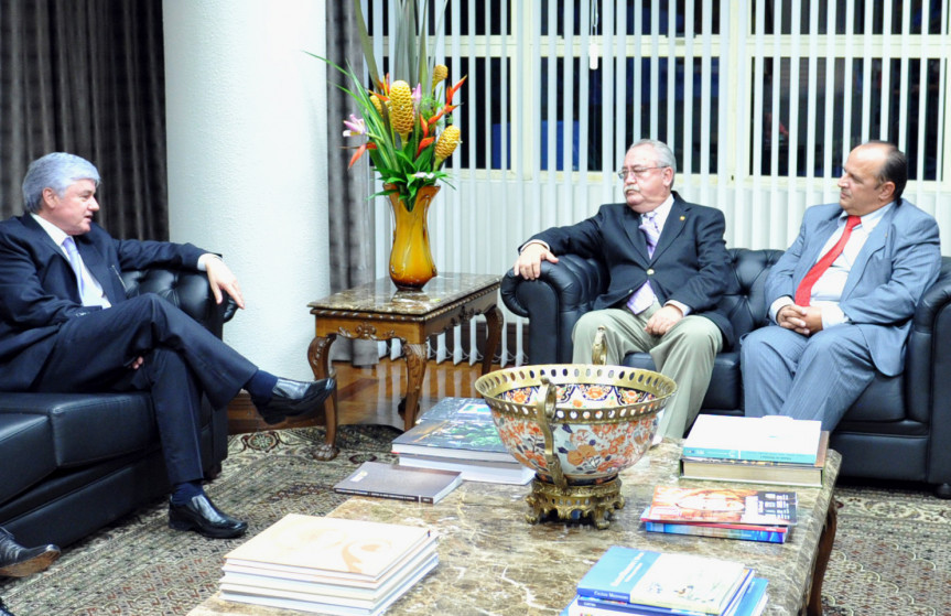 Presidente da Câmara Municipal de Curitiba, vereador João Cordeiro (PSDB), e os vereadores Celso Torquato (PSD) e Caíque Ferrante (PRP), visitam a Assembleia.