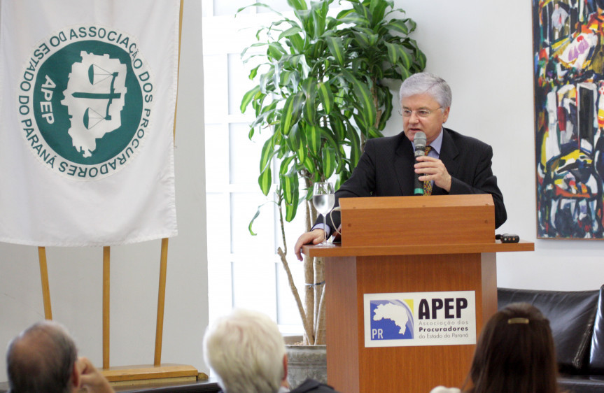 Presidente da Assembleia Legislativa, deputado Valdir Rossoni (PSDB), faz palestra na Associação dos Procuradores do Paraná.