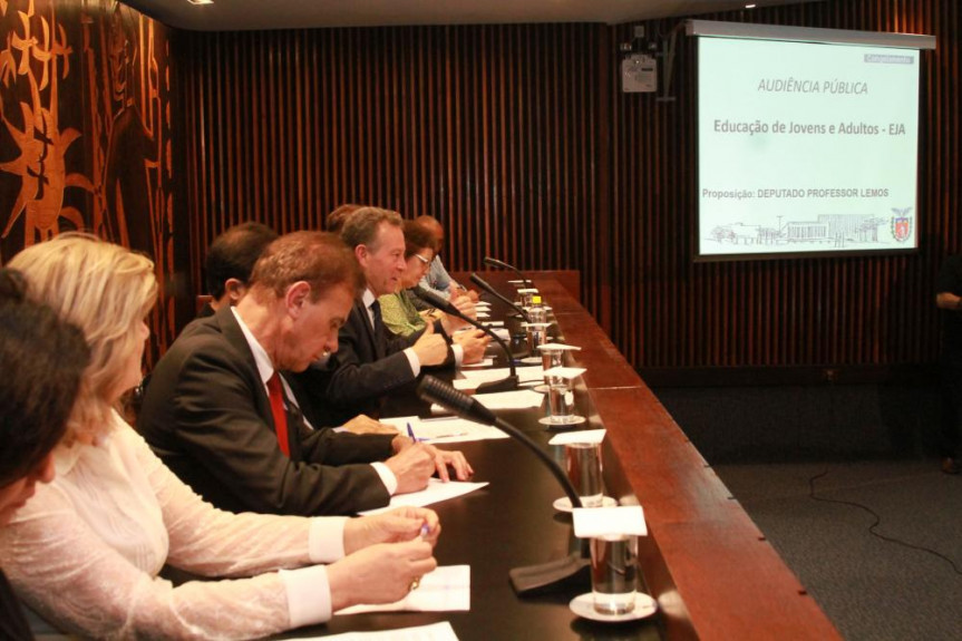 Mobilização proposta pelo deputado Professor Lemos (PT) reuniu representantes de fóruns para discutir possíveis atualizações no modelo da Educação de Jovens e Adultos no estado.