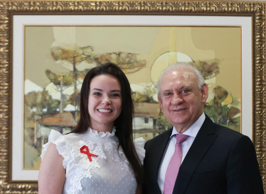 A dentista, professora e Coordenadora clínica da Faculdade Guairacá, Ana Paula Prestes Virmond Traiano, e o deputado Ademar Traiano, autor do projeto que institui o Novembro Vermelho, mês de conscientização e prevenção do câncer de boca.