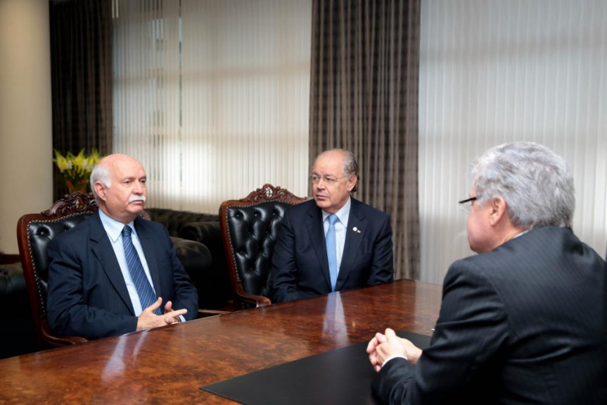 Presidente do TJ/PR em exercício, desembargador Paulo Roberto Vasconcelos visita a Alep e é recebido por Rossoni.