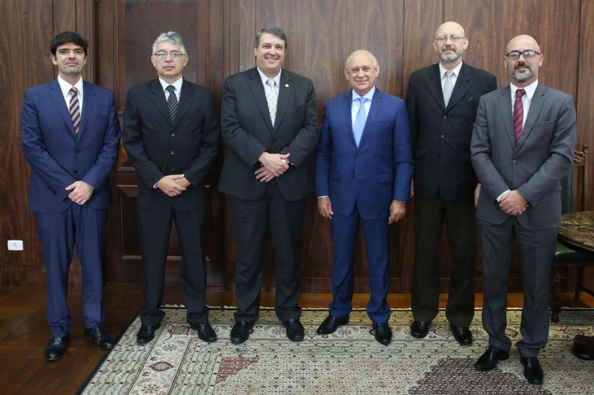 Membros da nova diretoria da Amapar são recebidos pelo presidente da Alep, Ademar Traiano (PSDB), e pelo procurador-geral, Luiz Fernando Feltran.