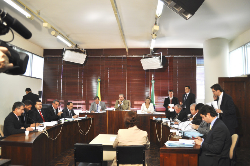 Membros da Comissão de Constituição e Justiça (CCJ) durante reunião.