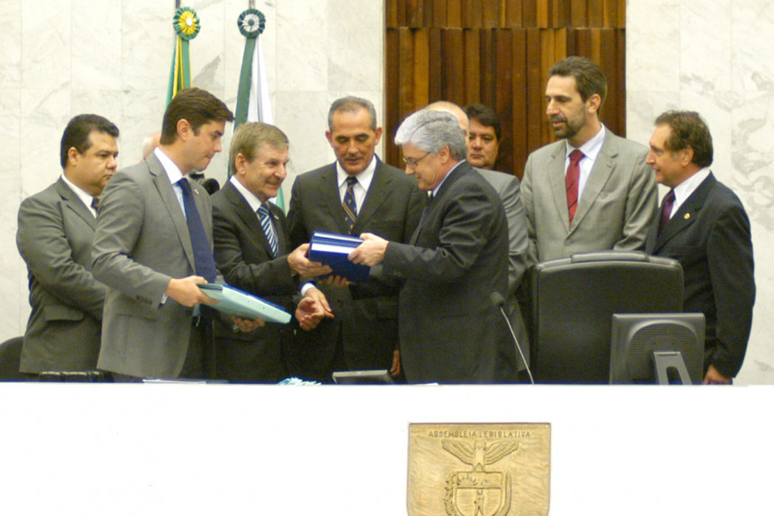 Presidente do Legislativo. deputado Valdir Rossoni (PSDB), recebe o substitutivo geral ao projeto do Orçamento e PPA.