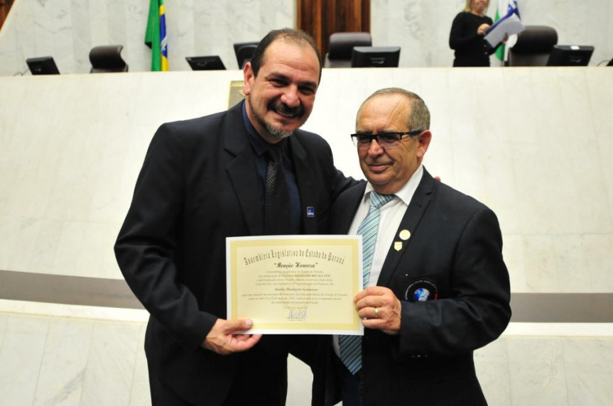 Professor Marlus Genoraso recebendo o certificado das mãos do deputado Delegado Recalcatti (PSD).