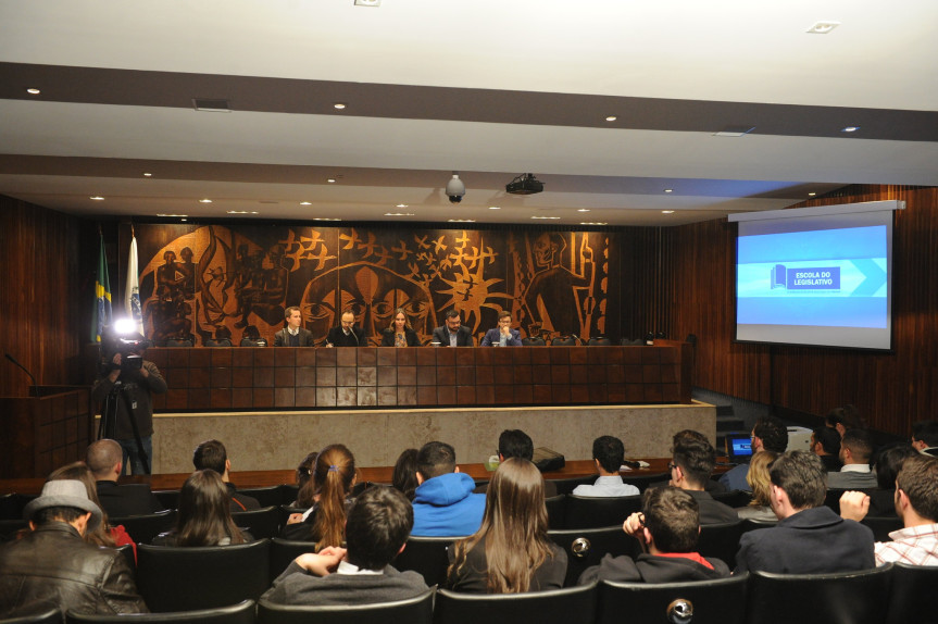Em 2023 serão realizados cursos e palestras, com temas que envolvam saúde, infraestrutura, políticas públicas, economia, e assuntos de interesse da população, além da retomada de um dos principais programas da Escola, o Parlamento Universitário