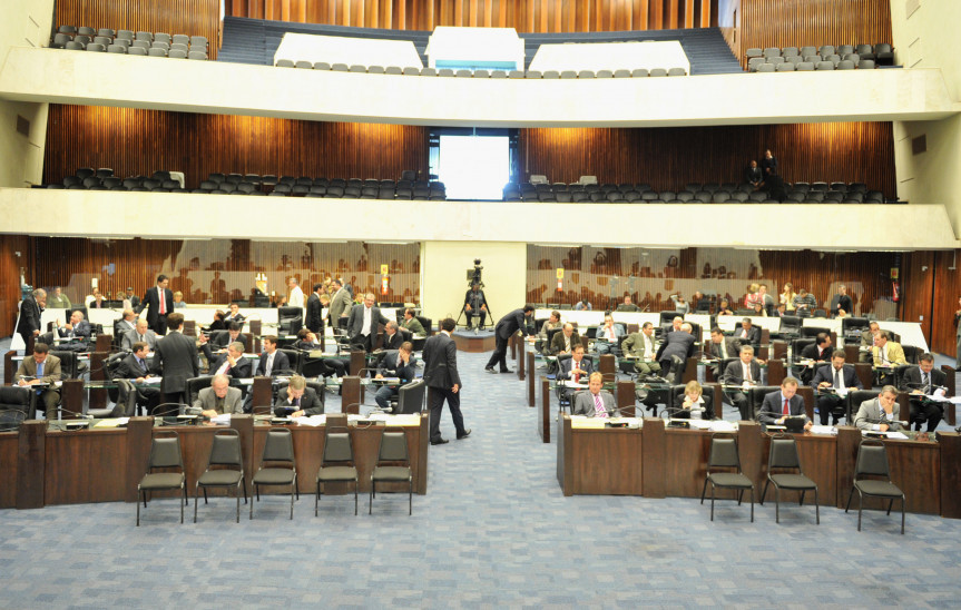 Deputados durante os trabalhos em Plenário.