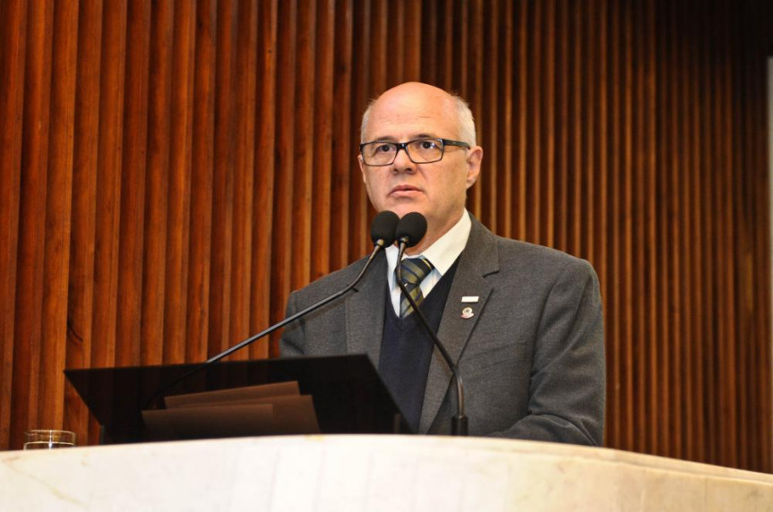 Paulo Cesar Nauiack, diretor da Fecomércio discursa em sessão solene na Alep.