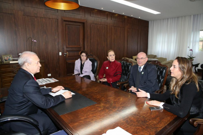 Presidente da Alep, deputado Traiano, Cleusa Caieiro, Mirian Daldegan, Marcos Zaniol e Ana Carolina Grant Ferro.