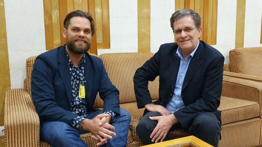 Deputado Goura firma parceria com o deputado Pedro Soares, presidente da Comissão de Ambiente, Ordenamento do Território, Descentralização, Poder Local e Habitação da Assembleia da República, de Portugal.