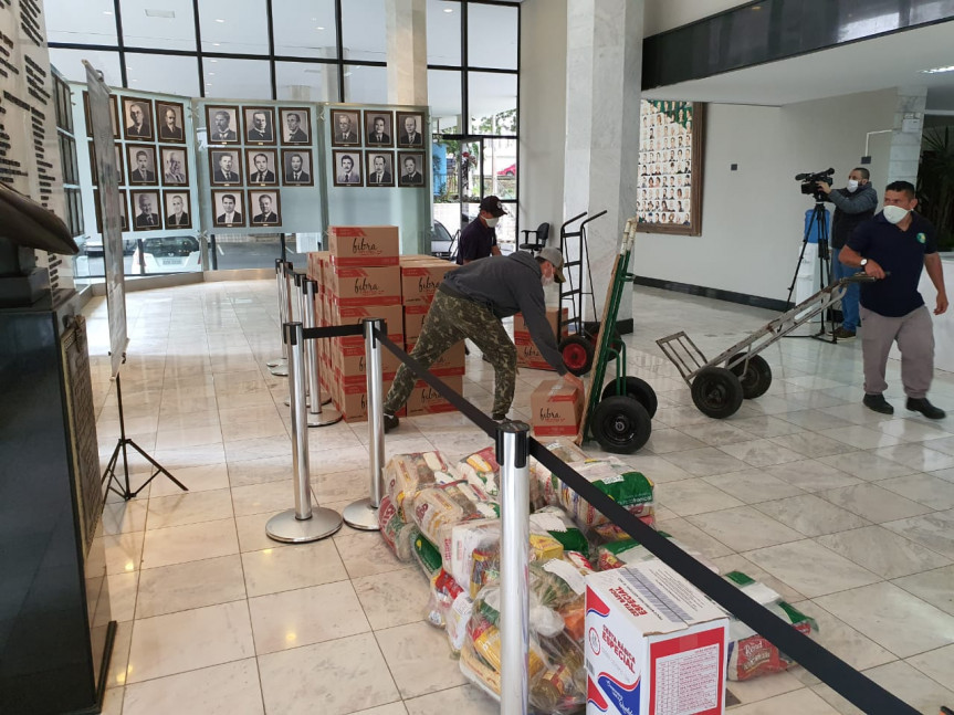 Servidores da Assembleia doam cestas básicas para a Campanha Cesta Solidária Paraná do Governo do Estado.