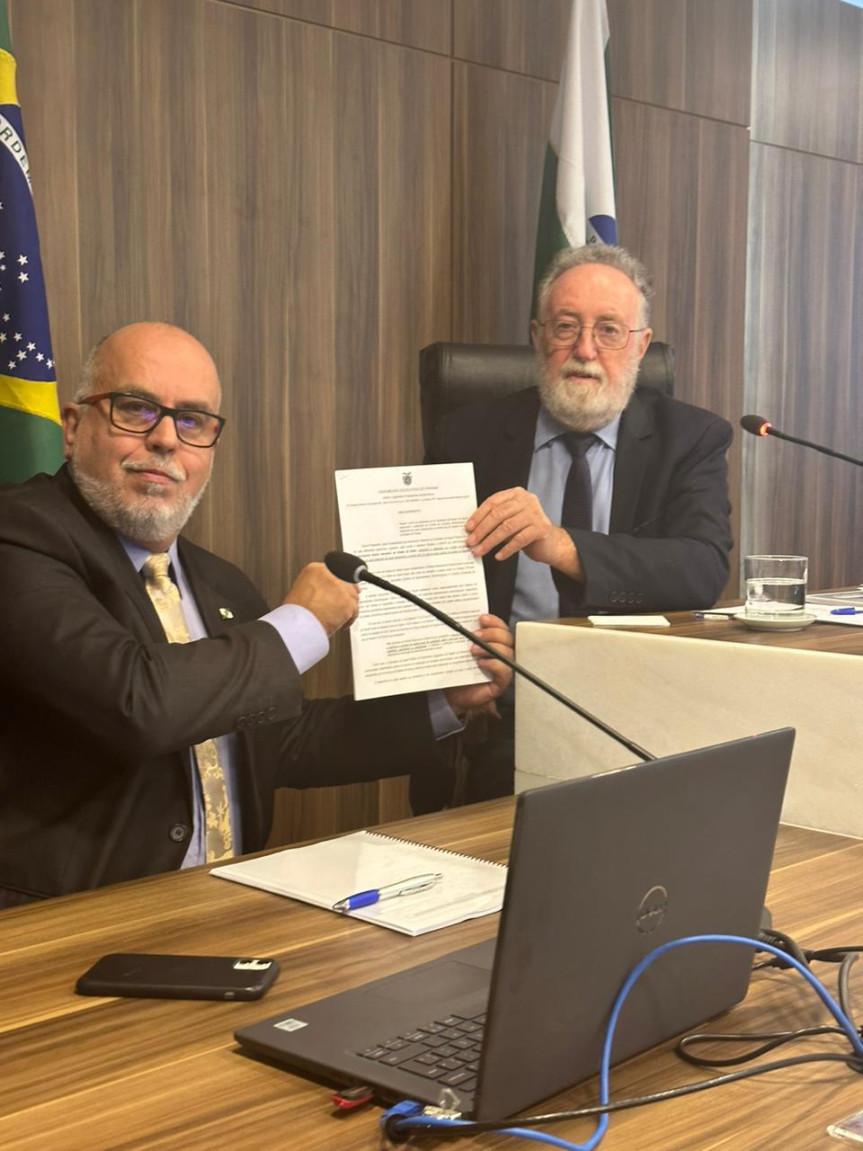 O presidente da Comissão de Saúde Pública, deputado Tercilio Turini, entrega pessoalmente ao diretor geral da Secretaria de Saúde, César Neves, documento solicitando urgência na realização de cirurgias de canal nas 22 Regionais de Saúde do Paraná.