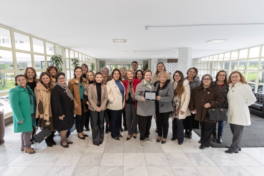 Homenagem ocorreu no inicio da sessão plenária desta segunda-feira (27).