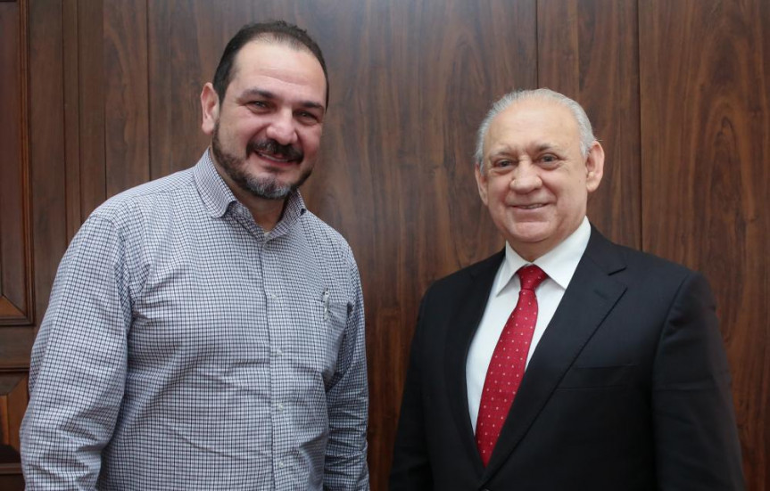 Presidente da Alep Ademar Traiano (PSDB) recebe professor Marlus Geronasso.