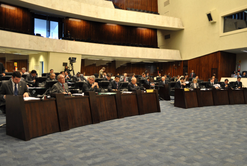Deputados durante sessão plenária dessa segunda-feira (31/10).