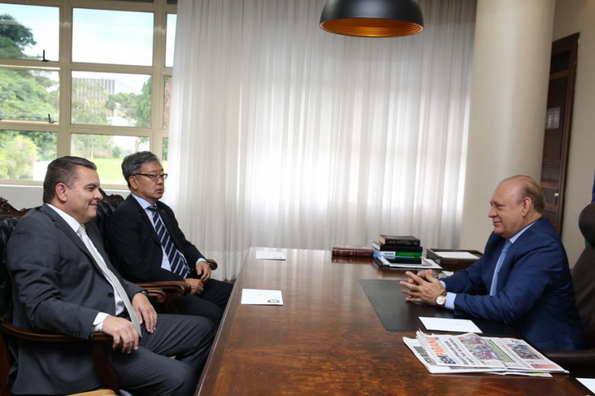 O futuro presidente do TRE Paraná, desembargador Adalberto Jorge Xisto Pereira, e o novo vice-presidente do Tribunal, Luiz Taro Oyama no gabinete do presidente da Alep, deputado Ademar Traiano (PSDB).