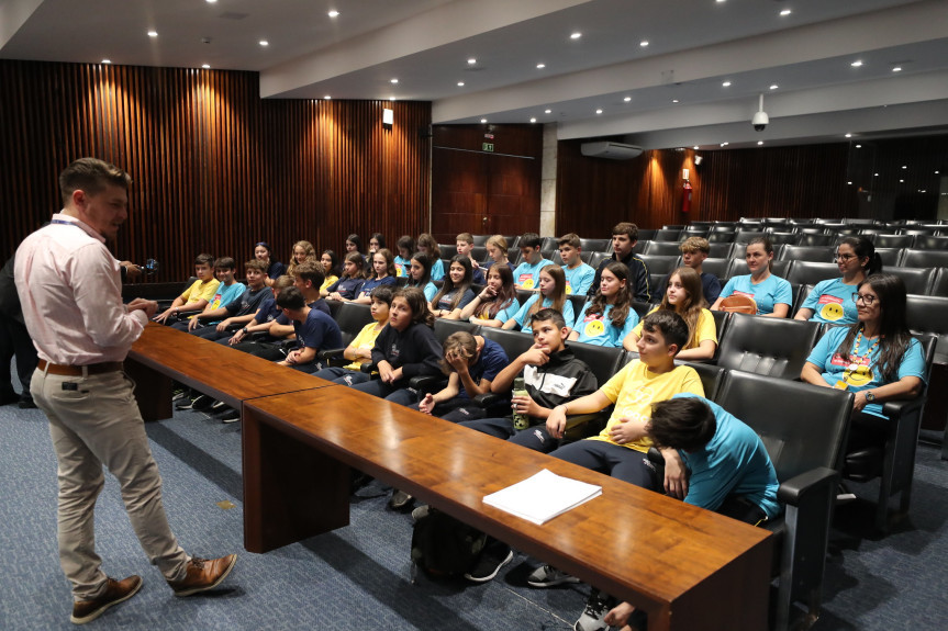 Alunos da Escola Santa Teresinha do Menino Jesus, de Guarapuava, estiveram na Assembleia Legislativa do Paraná na tarde desta quarta-feira (12).