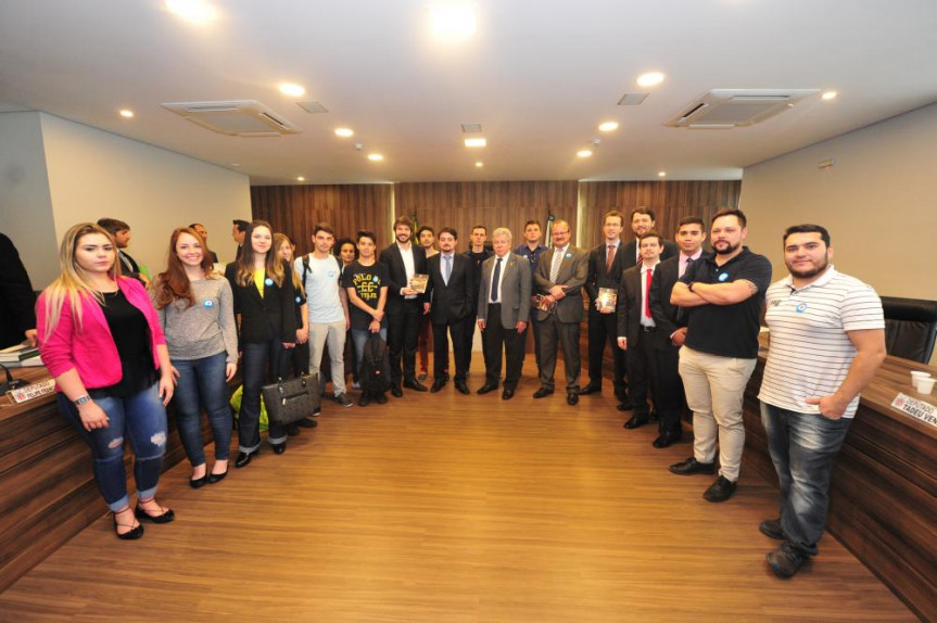 Estudantes do projeto "Universitários na CCJ" .