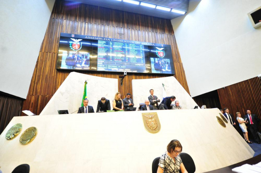 Mesa Executiva em sessão plenária.