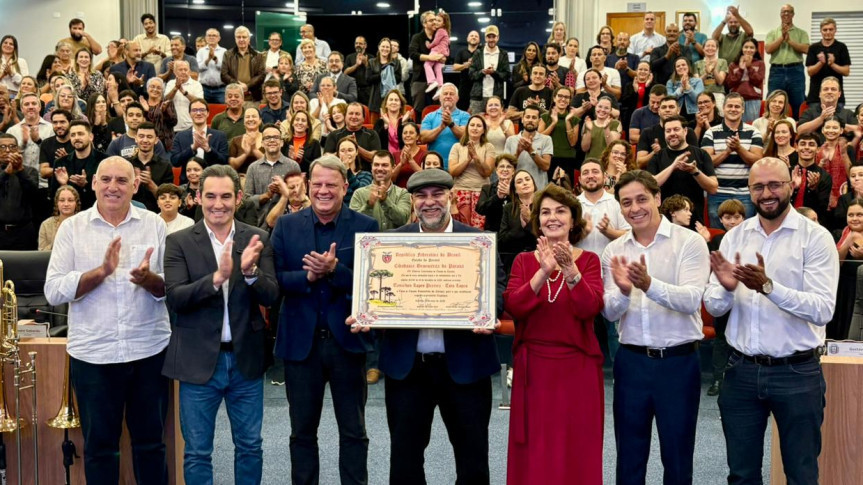 A homenagem foi entregue pela deputada estadual Cristina Silvestri (PP), autora da Lei nº 22.847/2025, aprovada por unanimidade na Assembleia Legislativa do Paraná.