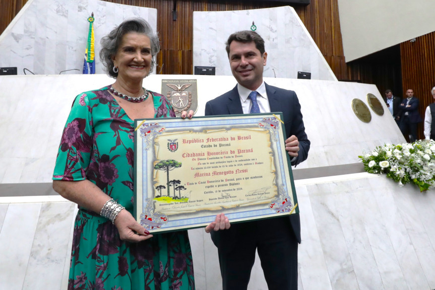 A mais nova Cidadão Honorária do Paraná, Marina Menegotto Nessi, e o 1º secretário da Casa, deputado Alexandre Curo (PSD).