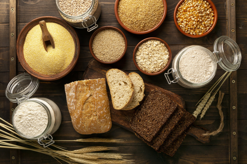 O glúten é uma proteína encontrada no trigo, centeio, cevada, e seus derivados como pizzas, bolos, pães, biscoitos, cerveja, uísque, vodka e alguns doces.