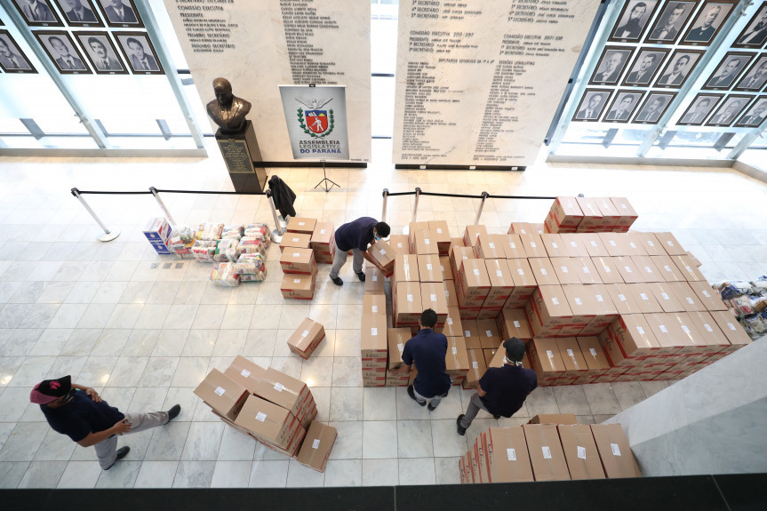 Servidores da Assembleia doam cestas básicas para a Campanha Cesta Solidária Paraná do Governo do Estado.