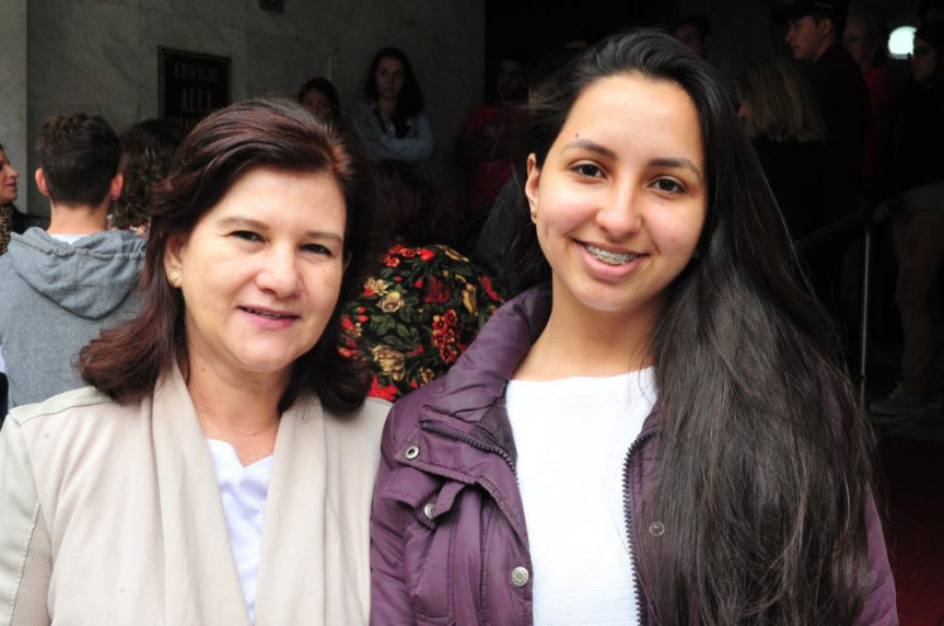 Professora Edna Anita Lopes Soares e sua aluna Monique Vieira Geraldo.