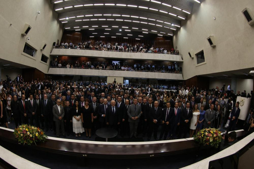 Num primeiro plano e em um Plenário completamente lotado, os deputados eleitos para 19ª Legislatura.