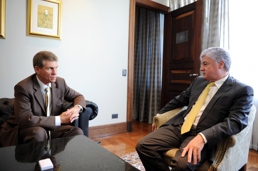 Presidente da Assembleia Legislativa, deputado Valdir Rossoni (PSDB), recebe visita do deputado federal Eduardo Sciarra (PSD).