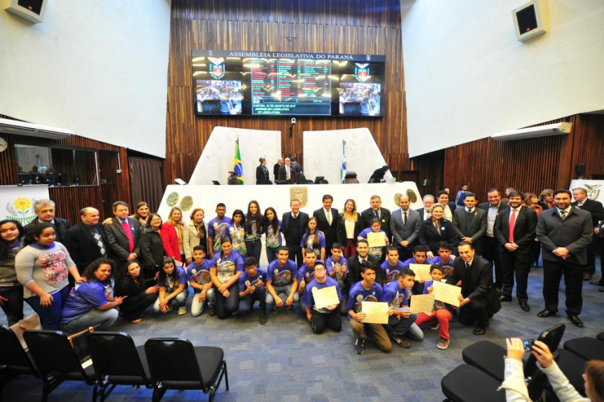 Grande Expediente homenageia os alunos da APAEs do Paraná.