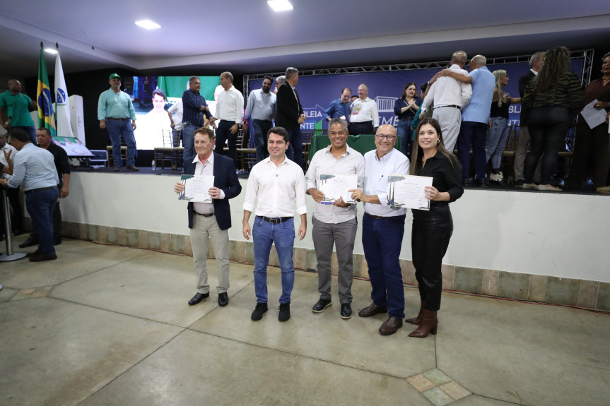 Deputado Luiz Claudio Romanelli (PSD) entregou as homenagens durante a Sessão Especial da Assembleia Itinerante.