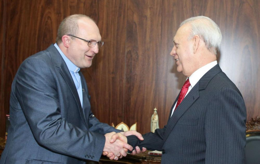 Arcebispo de Curitiba, Dom José Antônio Peruzzo, cumprimenta o presidente da Alep, Ademar Traiano.