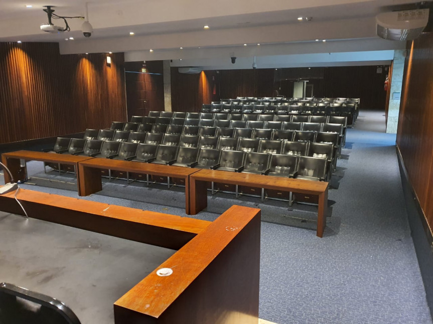 Manifestantes saíram de forma pacífica da Assembleia Legislativa e continuam com o protesto na Praça Nossa Senhora da Salete.