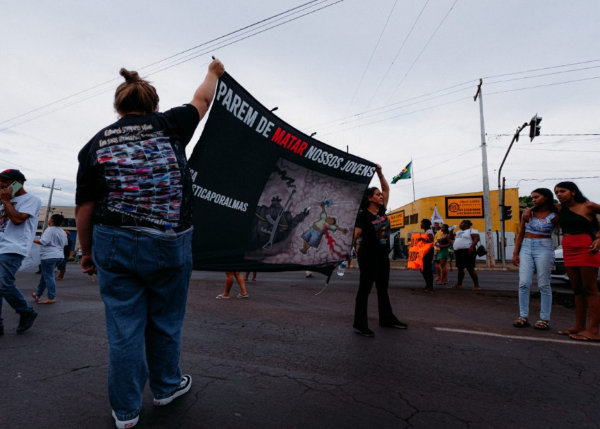 Manifestação em Londrina - Moradores de Londrina (PR) se reuniram para protestar contra a morte dos jovens Kelvin e Wender.