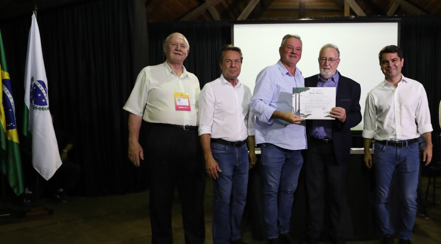 Homenagem da Assembleia a lideranças e destaques do agronegócio: ex-governador Orlando Pessuti, secretário de Agricultura Márcio Nunes, presidente da cooperativa Cativa Paulo Maciel, deputado Tercilio Turini e presidente Alexandre Curi.