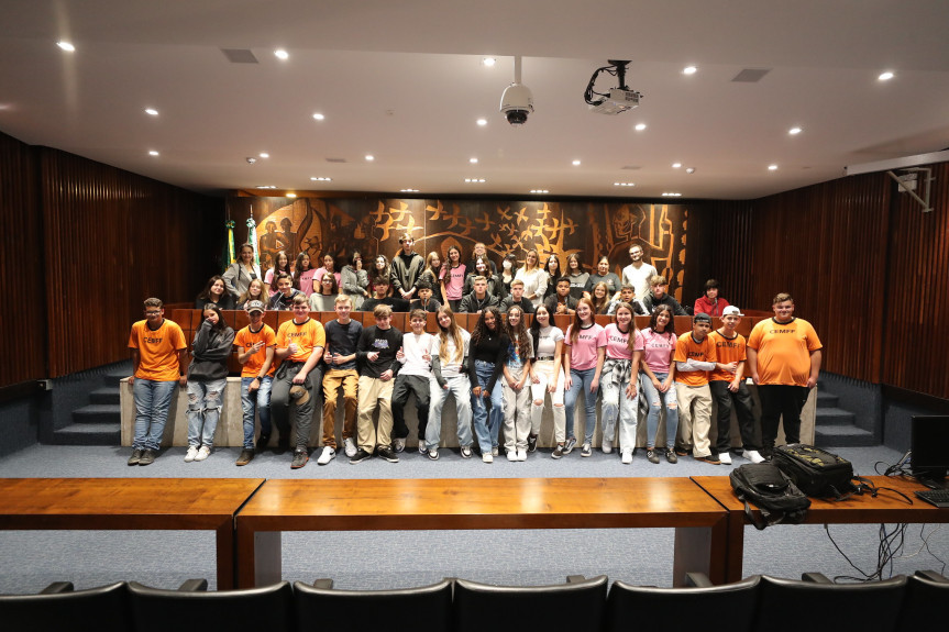 Os alunos do Colégio Estadual Miguel Franco Filho, que oferece ensino profissionalizante na cidade de Contenda, também visitaram a Assembleia Legislativa.