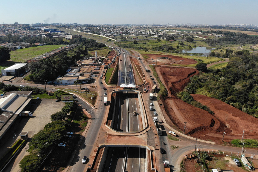 O viaduto fica no quilômetro 163 da BR-369, na interseção da Avenida Brasil com a Estrada Bratislava. No trecho, passam 26 mil veículos por dia, sendo 6 mil veículos pesados.